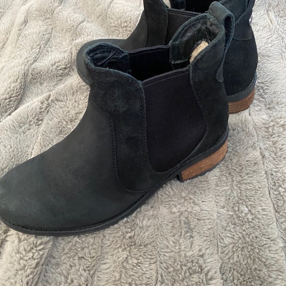 Ugg waterproof ankle boots. - Picture 4 of 4